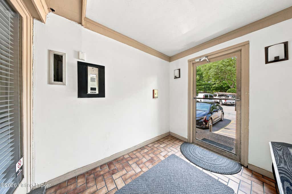Photo of 726 Zorn Ave #APT 13, Louisville, KY 40206 (MLS # 1724923)