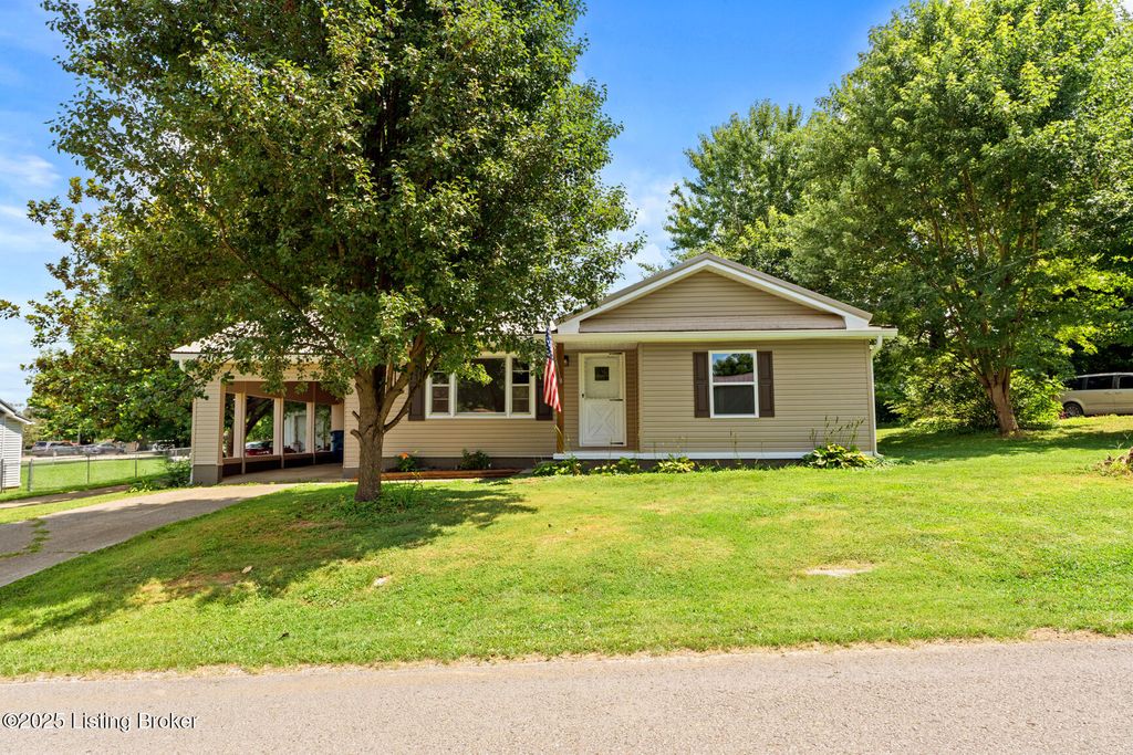 Photo of 213 N Woodlawn St, Irvington, KY 40146 (MLS # 1705877)