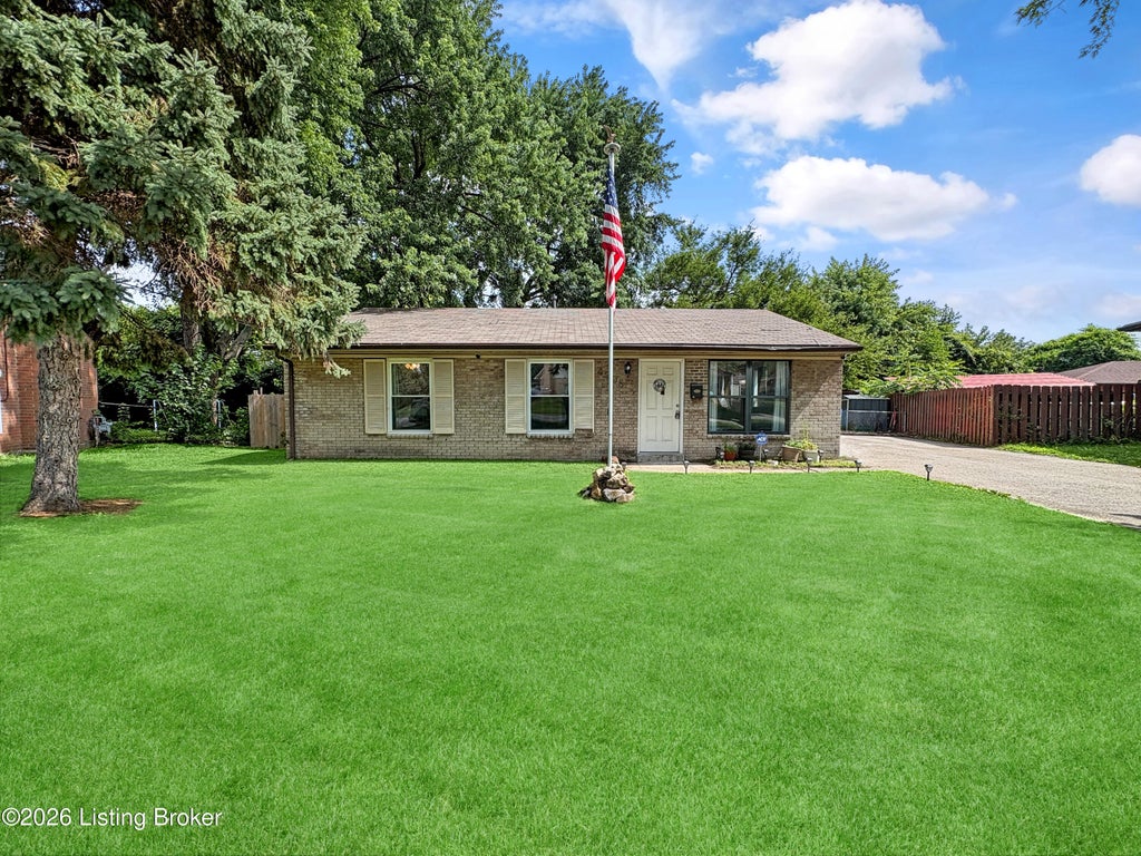 Photo of 4906 Lesabre Dr, Louisville, KY 40216 (MLS # 1722082)