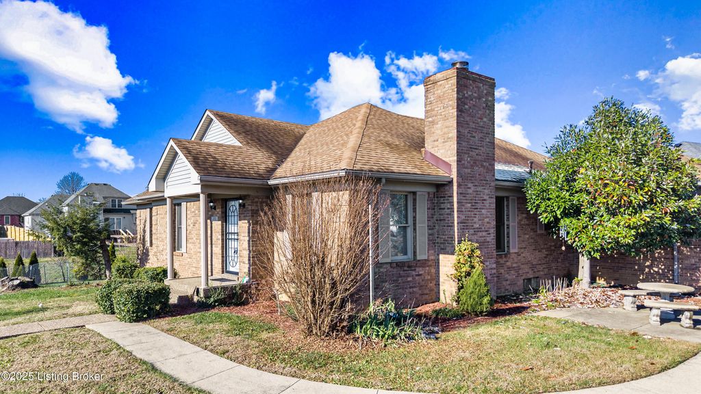 Photo of 4901 Hunters Point Cir, Louisville, KY 40216 (MLS # 1705110)