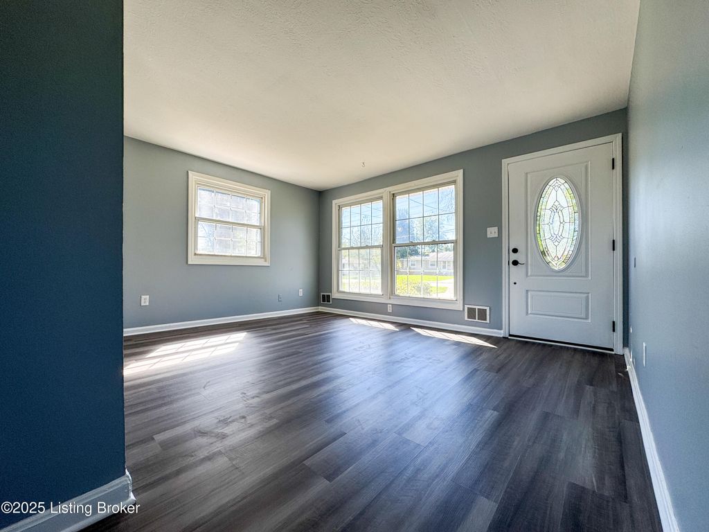 Photo of 2413 Paddock Ln, Louisville, KY 40216 (MLS # 1704901)