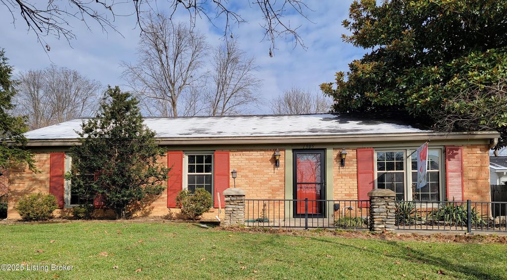 Photo of 1305 Pollitt Ct, Louisville, KY 40223 (MLS # 1704900)