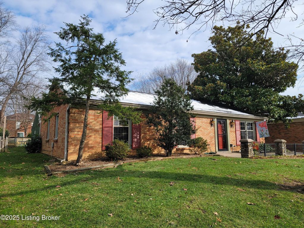 Photo of 1305 Pollitt Ct, Louisville, KY 40223 (MLS # 1704900)