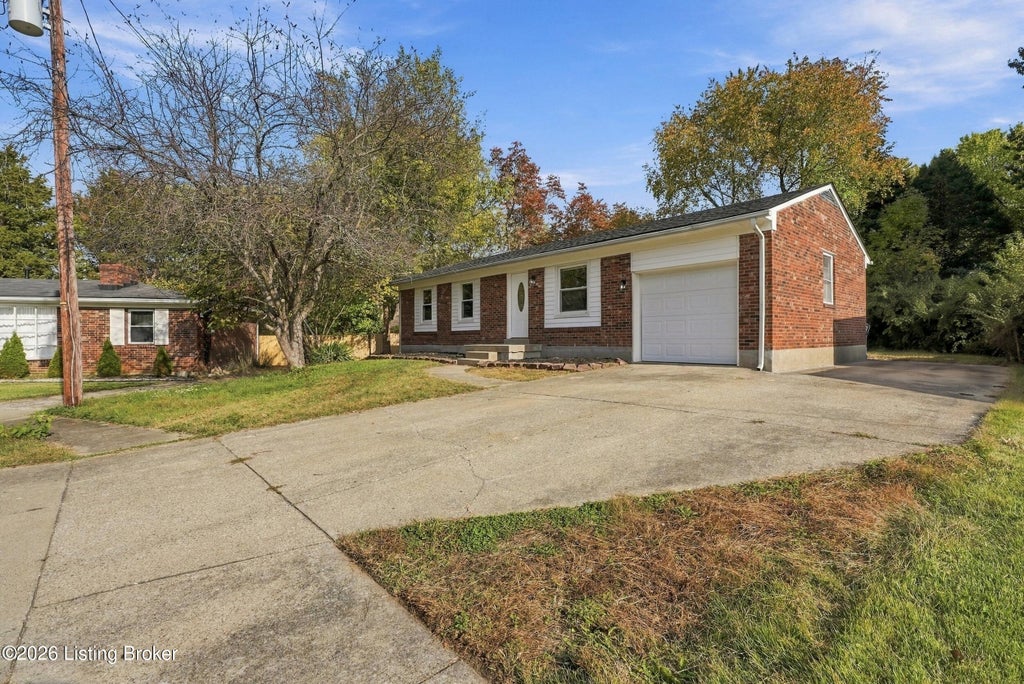 Photo of 9205 Fawnridge Pl, Louisville, KY 40229 (MLS # 1732998)