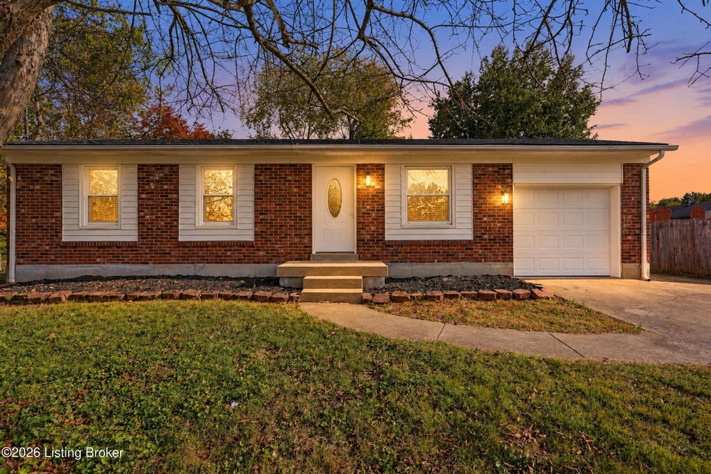 Photo of 9205 Fawnridge Pl, Louisville, KY 40229 (MLS # 1732998)