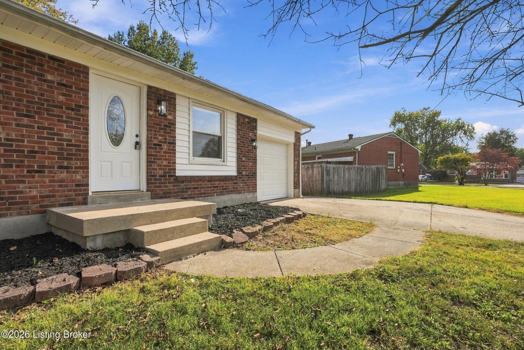 Photo of 9205 Fawnridge Pl, Louisville, KY 40229 (MLS # 1732998)