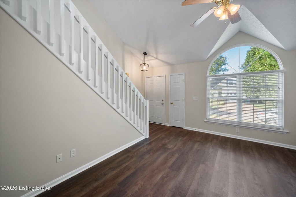 Photo of 3925 Pinoak View Ct, Louisville, KY 40299 (MLS # 1729142)