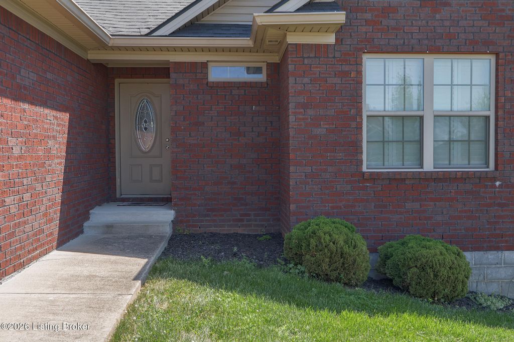 Photo of 956 Thoroughbred Rd, Shelbyville, KY 40065 (MLS # 1715631)