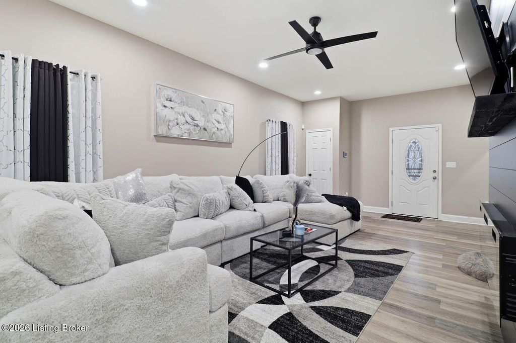 Photo of 2201 Dumesnil St, Louisville, KY 40210 (MLS # 1712068)