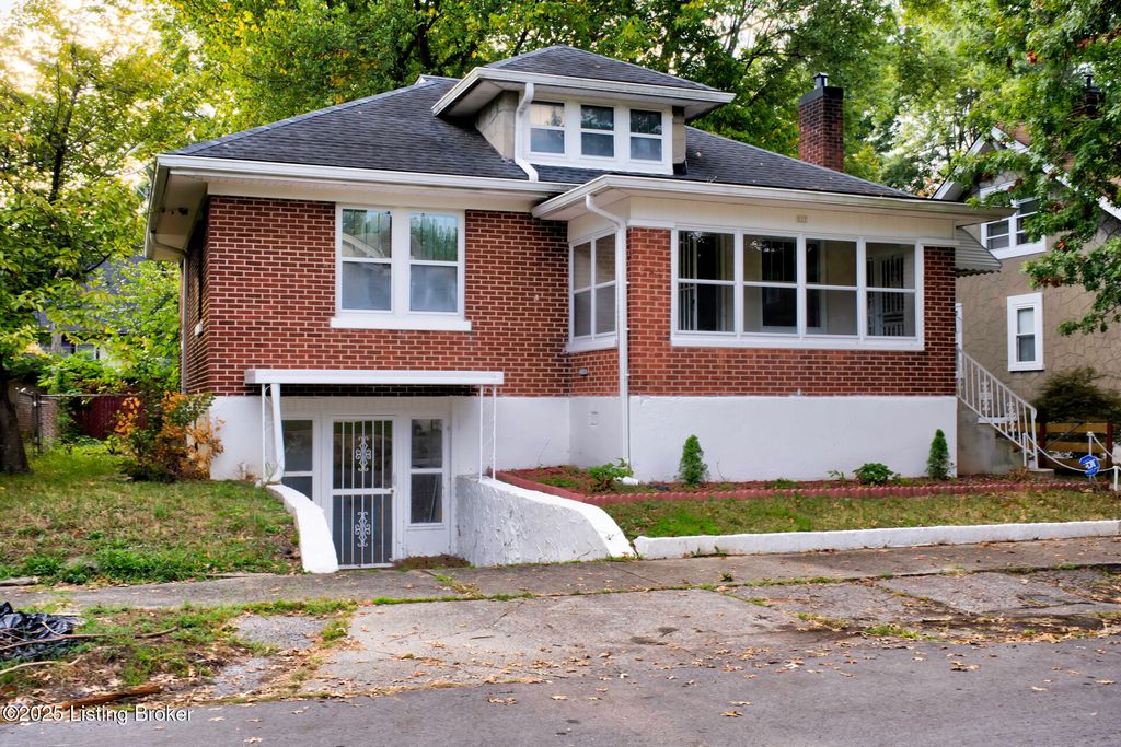 Photo of 117 S Shawnee Terrace, Louisville, KY 40212 (MLS # 1714095)