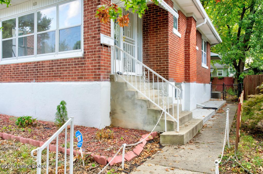 Photo of 117 S Shawnee Terrace, Louisville, KY 40212 (MLS # 1714095)