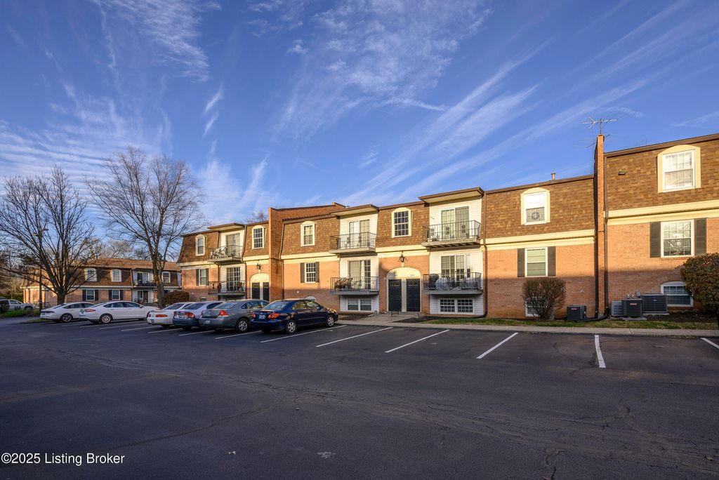 Photo of 304 Chanel Ct #APT 6, Louisville, KY 40218 (MLS # 1705188)