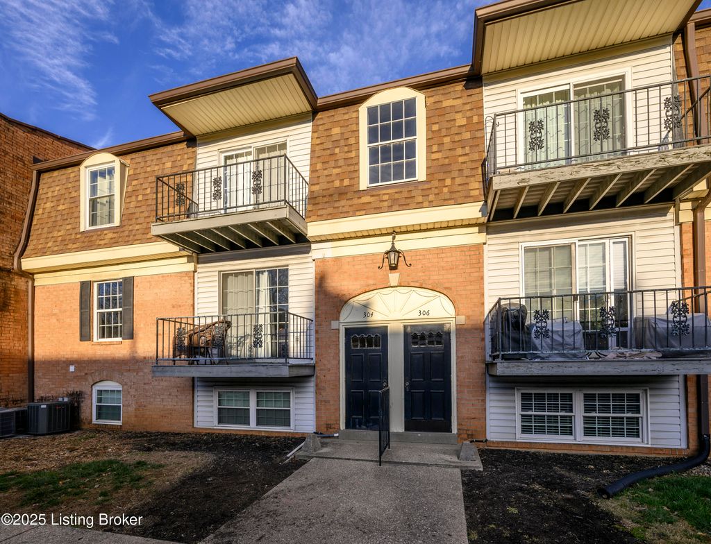 Photo of 304 Chanel Ct #APT 6, Louisville, KY 40218 (MLS # 1705188)
