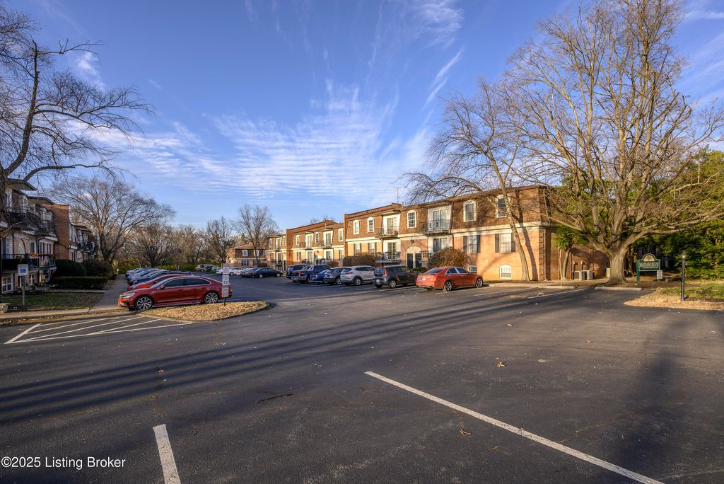 Photo of 304 Chanel Ct #APT 6, Louisville, KY 40218 (MLS # 1705188)