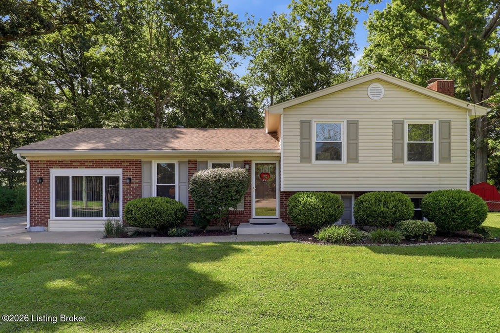 Photo of 7000 Cochise Ct, Louisville, KY 40258 (MLS # 1721718)