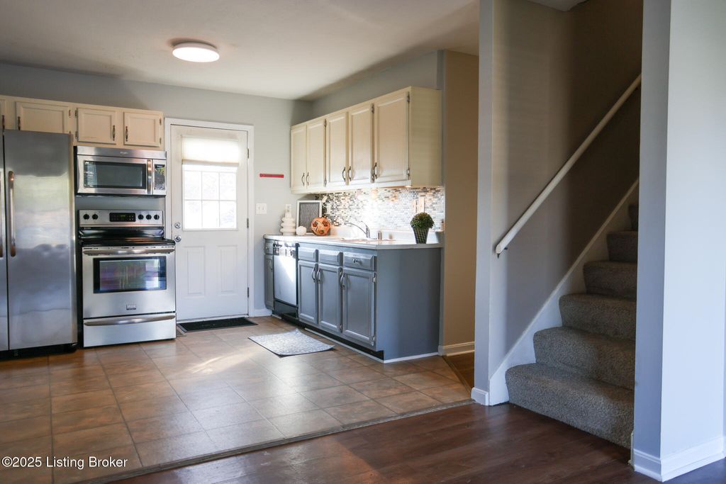 Photo of 612 Plainview Ave, Louisville, KY 40223 (MLS # 1706134)