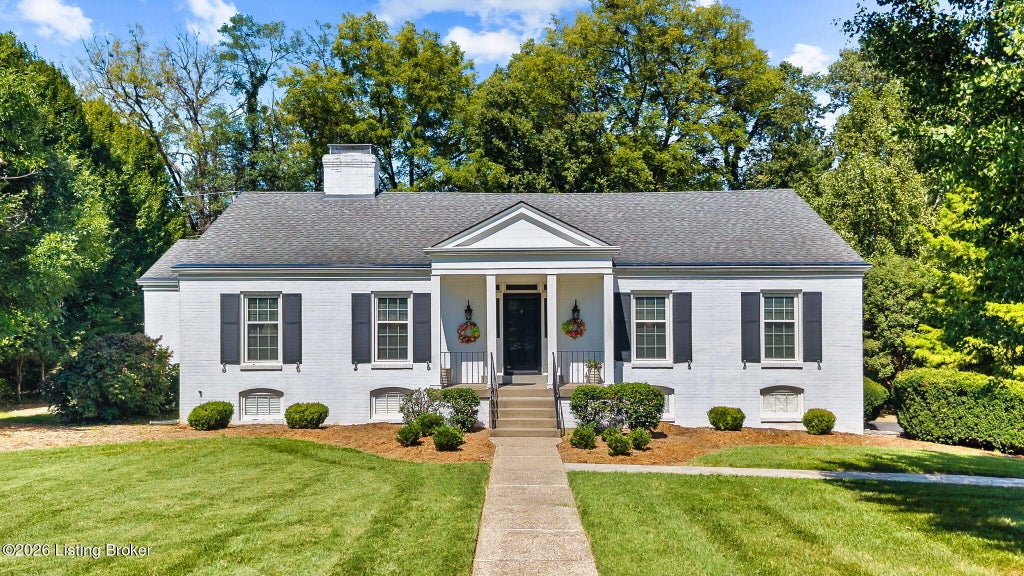 Photo of 5805 Brittany Woods Cir, Louisville, KY 40222 (MLS # 1730150)