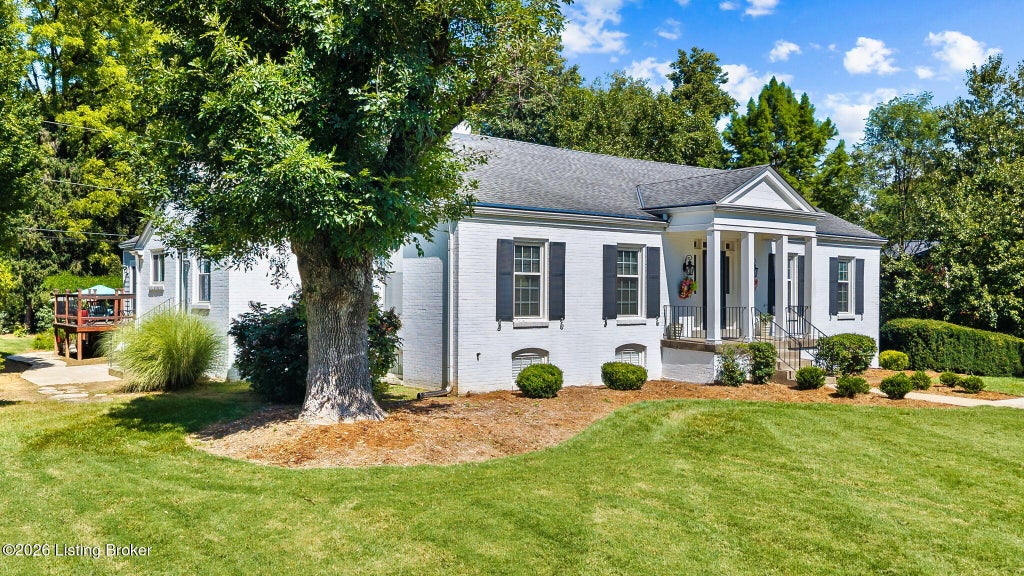 Photo of 5805 Brittany Woods Cir, Louisville, KY 40222 (MLS # 1730150)