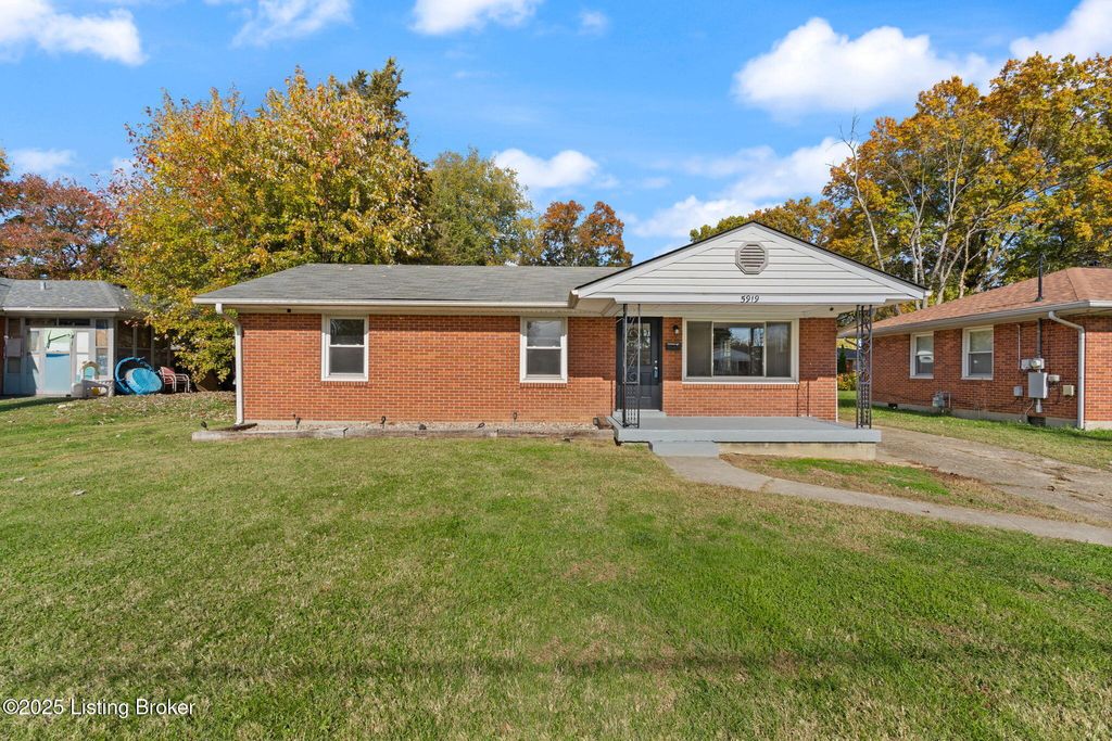 Photo of 5919 Middlerose Cir, Louisville, KY 40272 (MLS # 1704493)