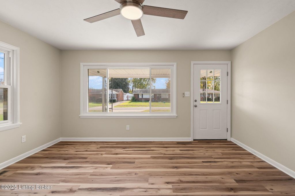 Photo of 5919 Middlerose Cir, Louisville, KY 40272 (MLS # 1704493)