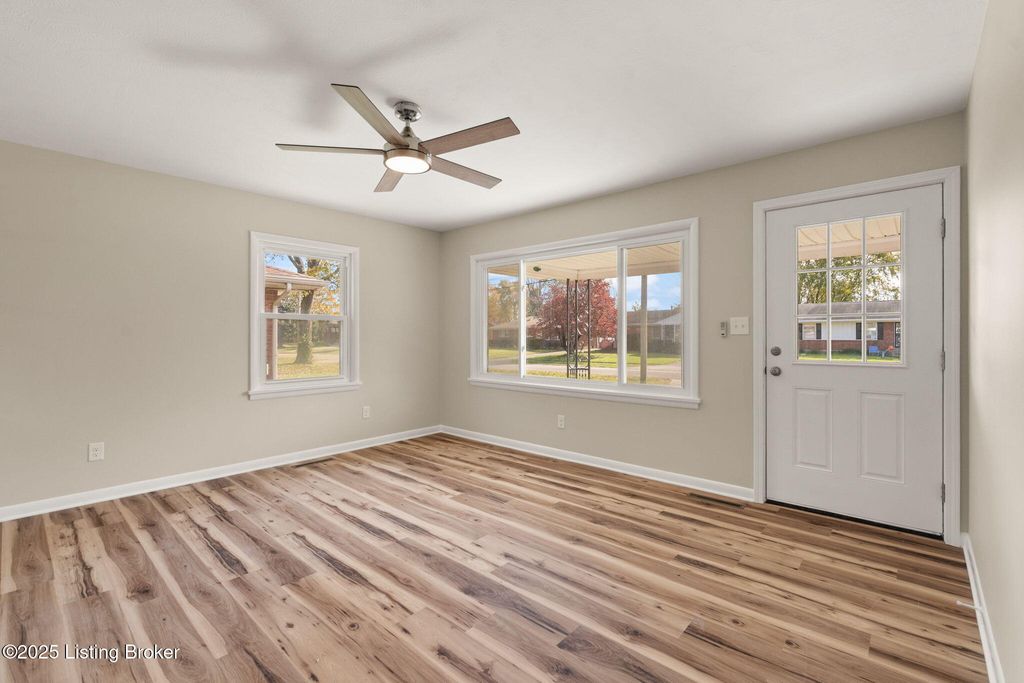 Photo of 5919 Middlerose Cir, Louisville, KY 40272 (MLS # 1704493)