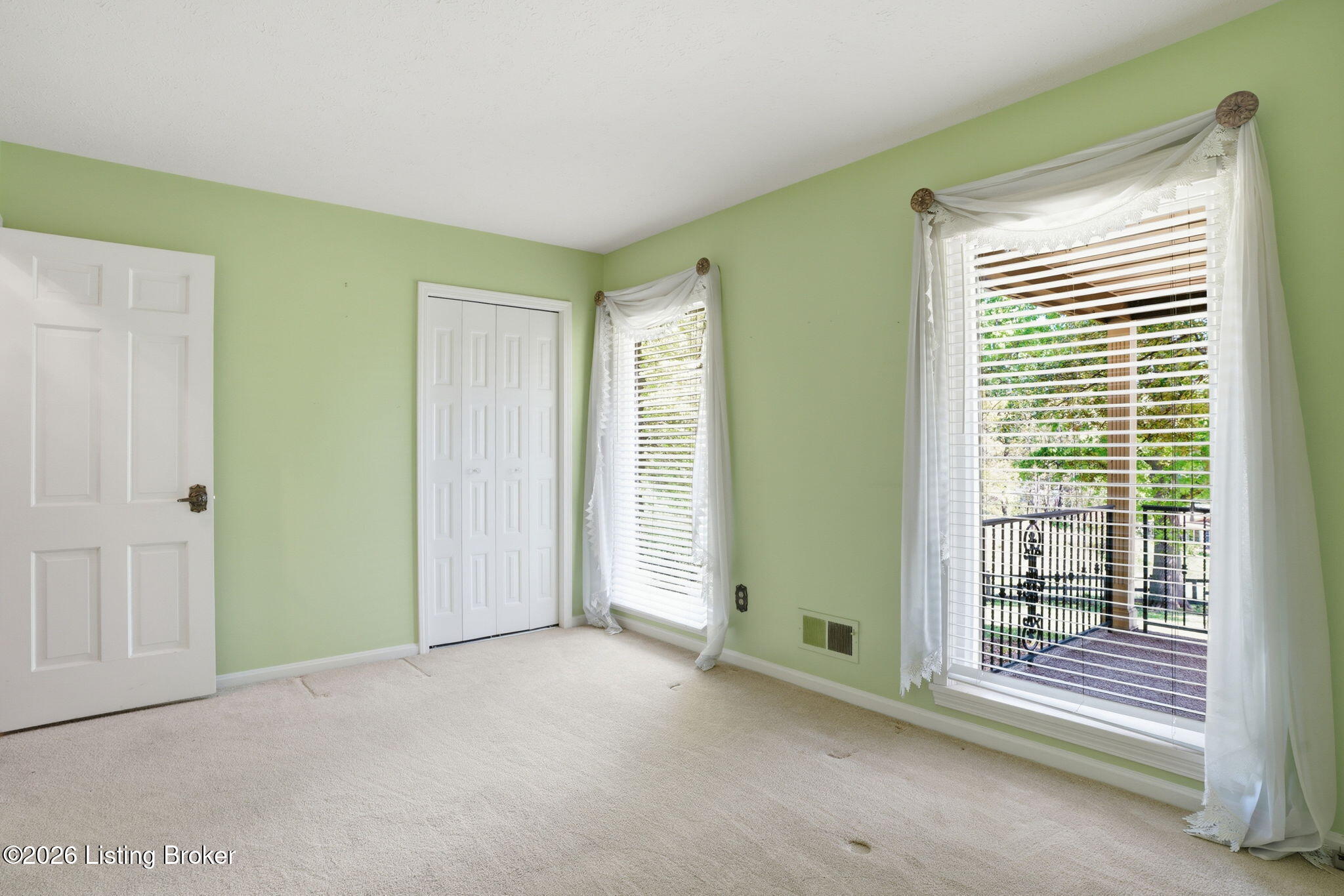 Louisville, Kentucky, 40214, United States, 4 Bedrooms Bedrooms, ,3 BathroomsBathrooms,Residential,Active,2044162