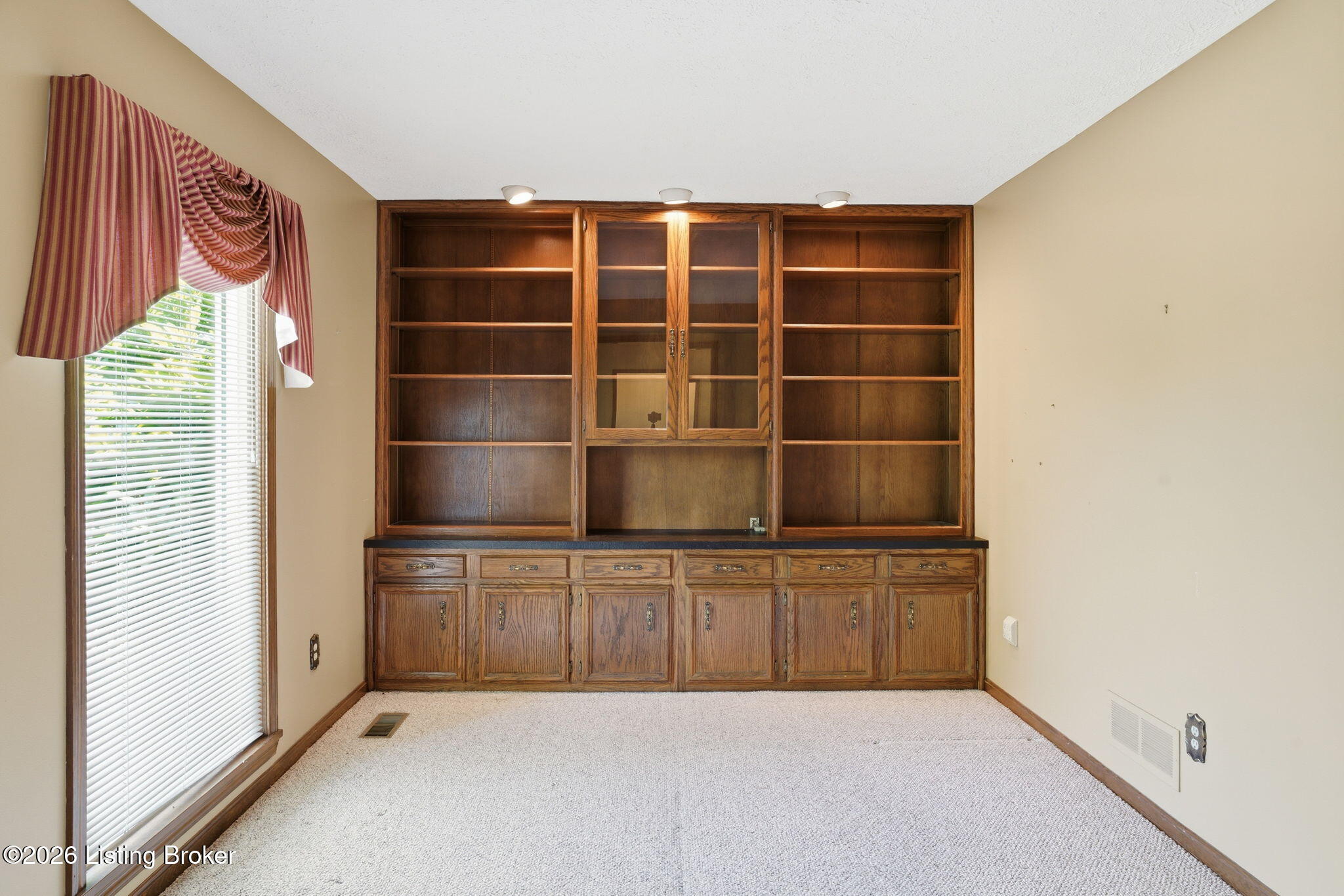 Louisville, Kentucky, 40214, United States, 4 Bedrooms Bedrooms, ,3 BathroomsBathrooms,Residential,Active,2044162