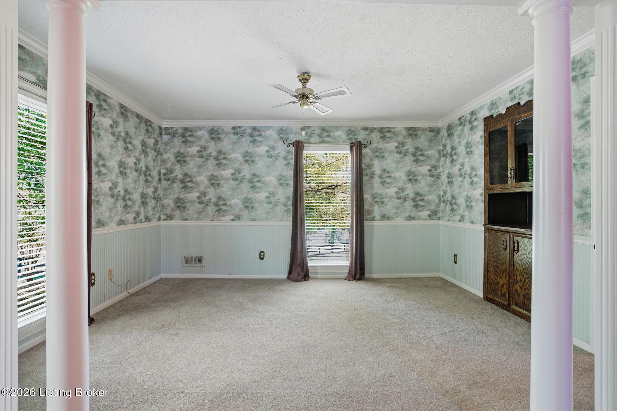 Louisville, Kentucky, 40214, United States, 4 Bedrooms Bedrooms, ,3 BathroomsBathrooms,Residential,Active,2044162