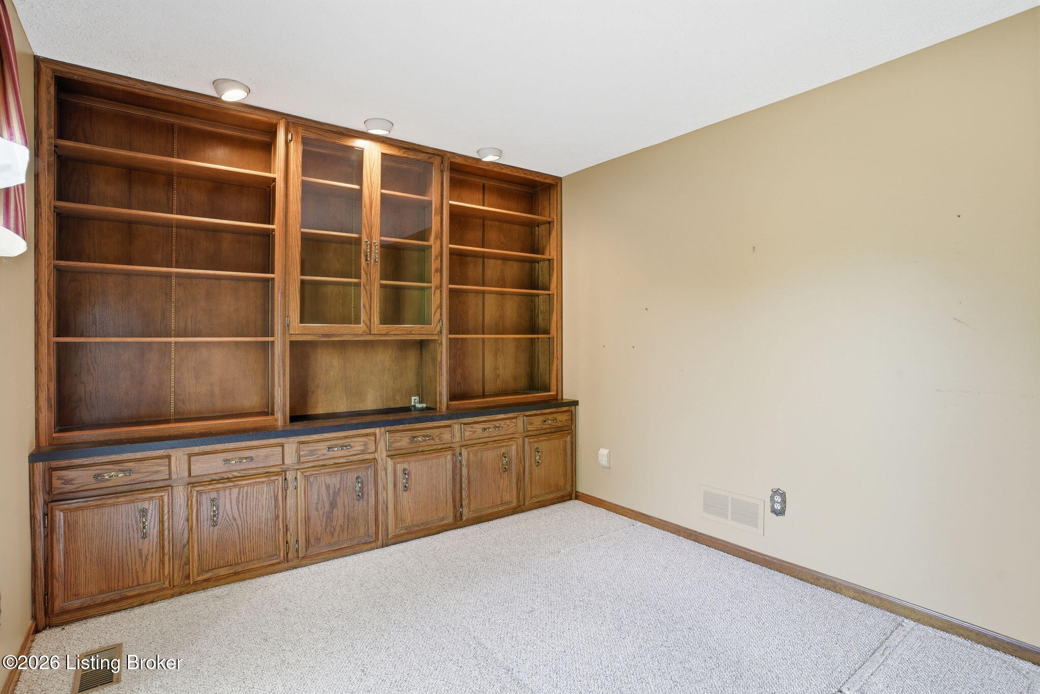 Louisville, Kentucky, 40214, United States, 4 Bedrooms Bedrooms, ,3 BathroomsBathrooms,Residential,Active,2044162