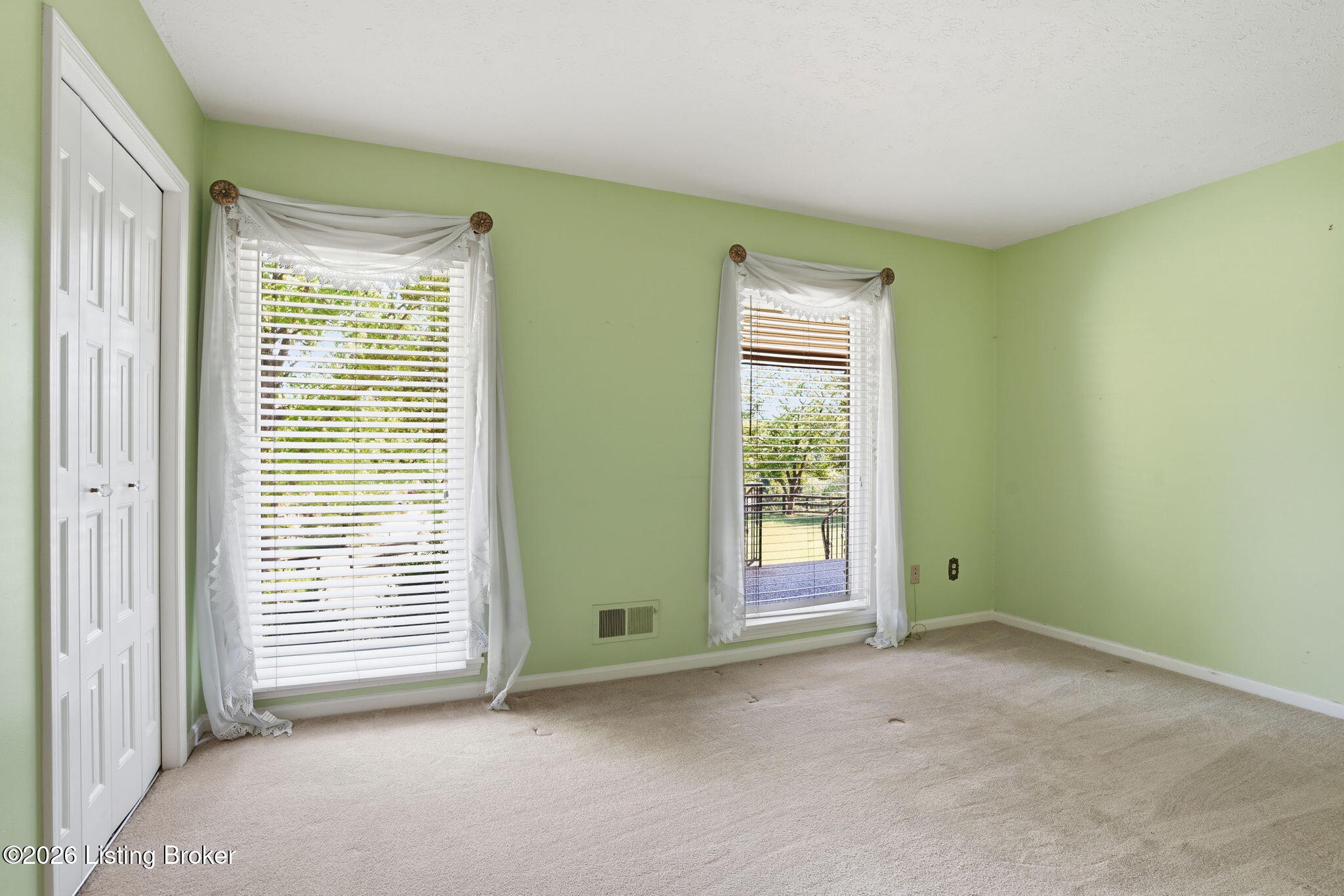 Louisville, Kentucky, 40214, United States, 4 Bedrooms Bedrooms, ,3 BathroomsBathrooms,Residential,Active,2044162