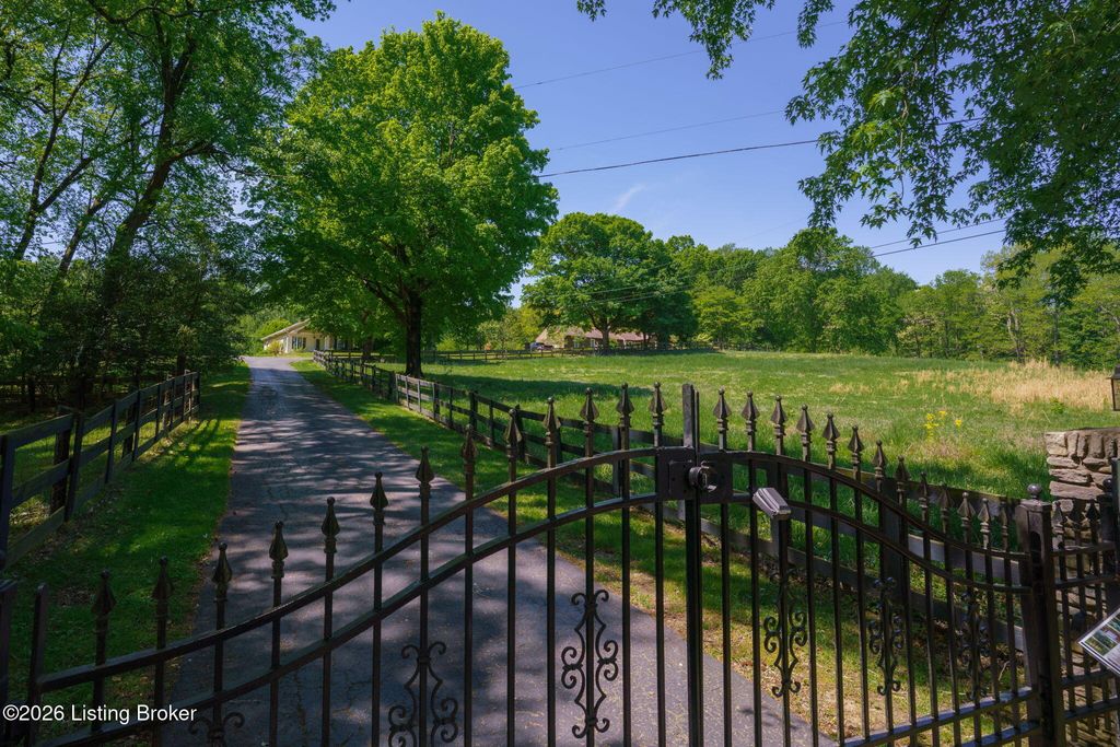 Photo of 2711 Parkwood Rd, Louisville, KY 40214 (MLS # 1716462)