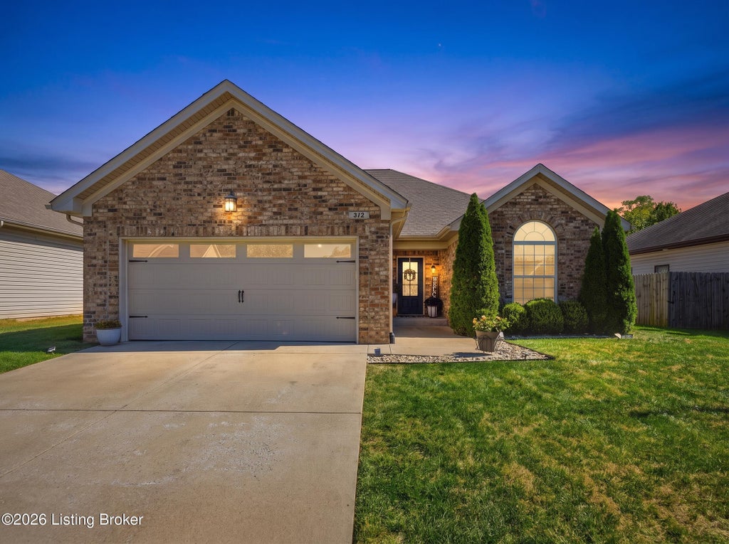 Photo of 312 Bridlewood Ave, Shelbyville, KY 40065 (MLS # 1731227)