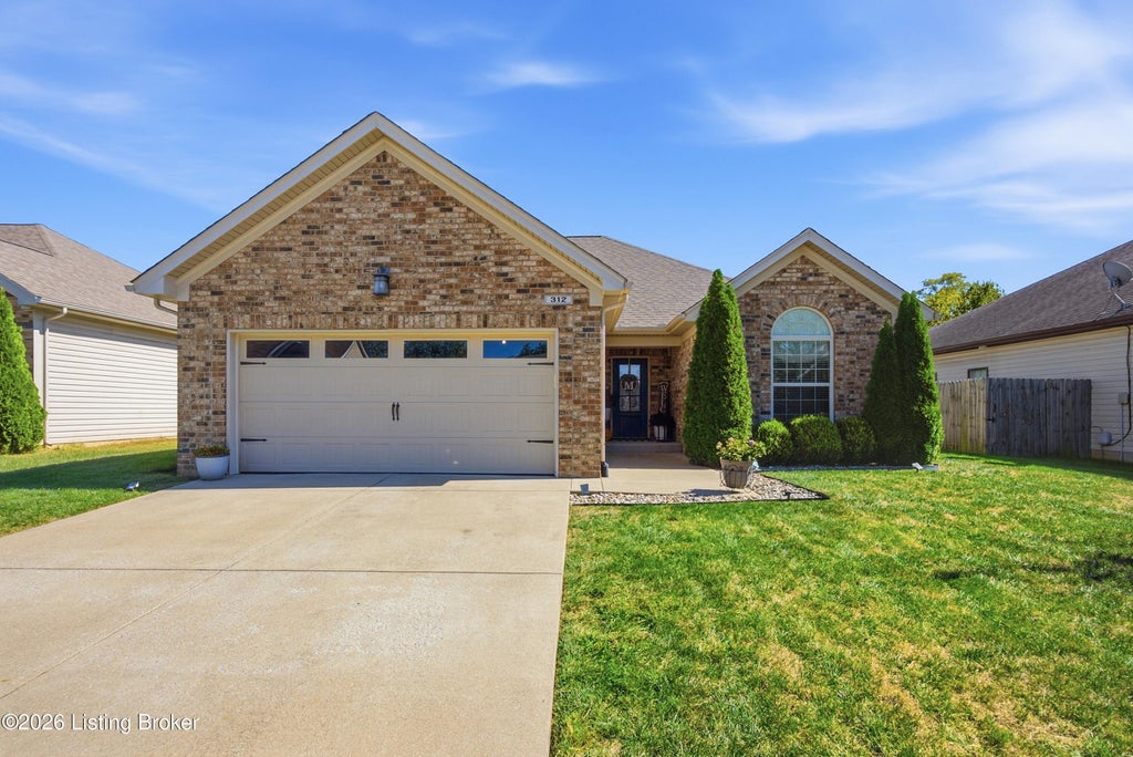Photo of 312 Bridlewood Ave, Shelbyville, KY 40065 (MLS # 1731227)