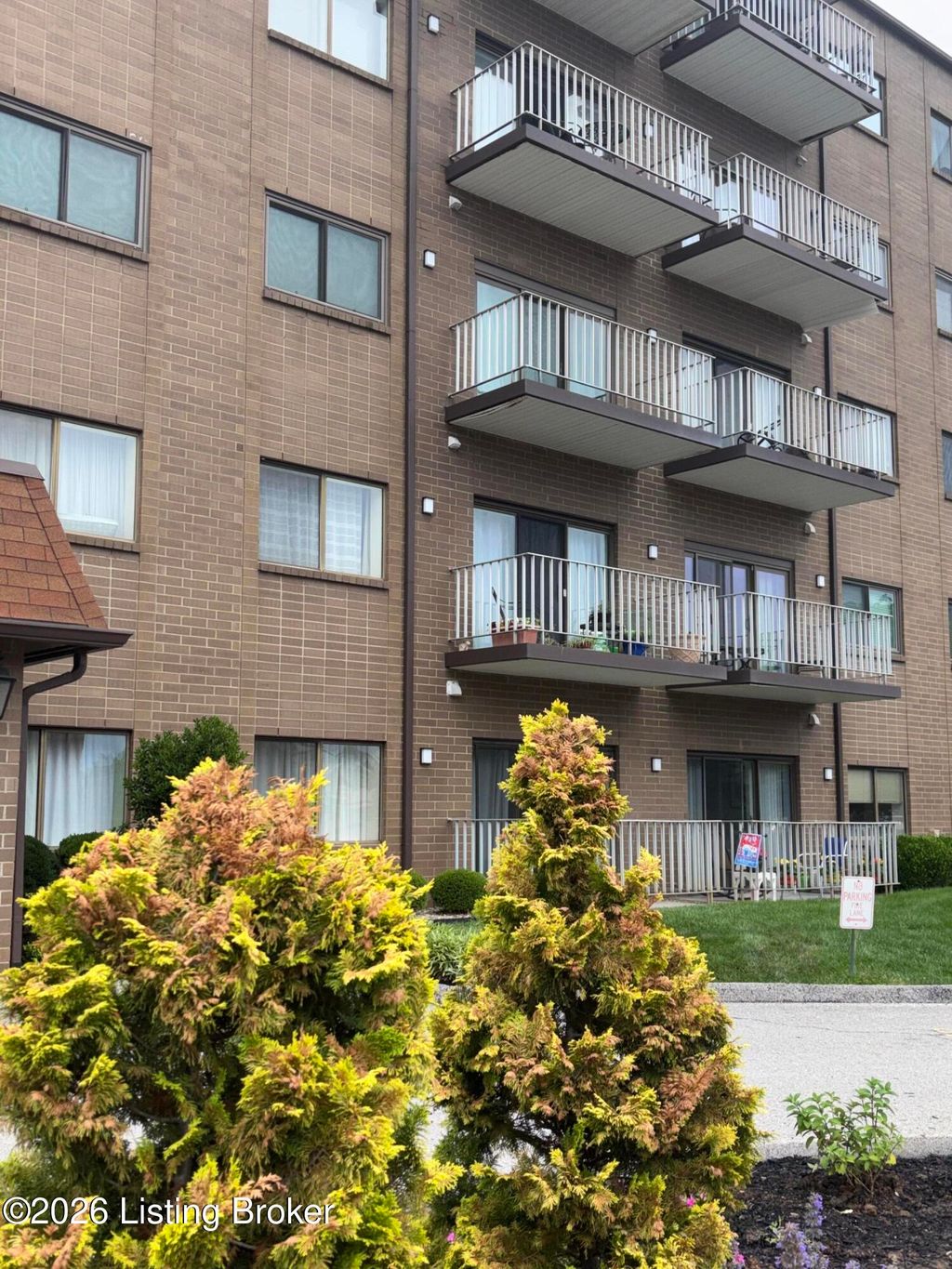 Photo of 3030 Breckenridge Ln #224, Louisville, KY 40220 (MLS # 1718174)