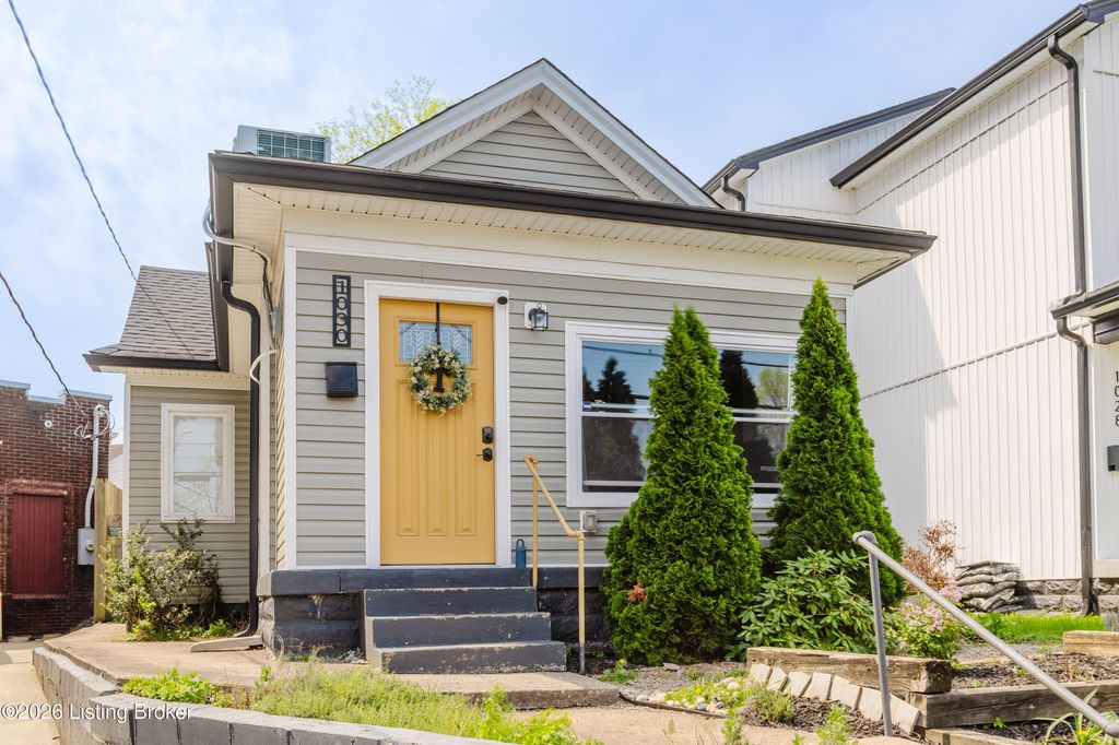 Photo of 1030 E Oak St, Louisville, KY 40204 (MLS # 1714265)