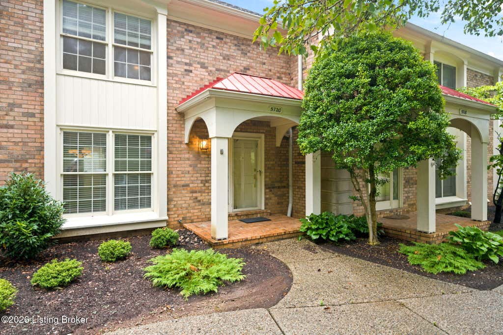 Photo of 5720 Coach Gate Wynde, Louisville, KY 40207 (MLS # 1721368)