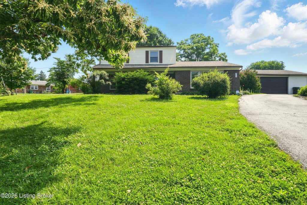 Photo of 200 Castlerock Dr, Shepherdsville, KY 40165 (MLS # 1733193)