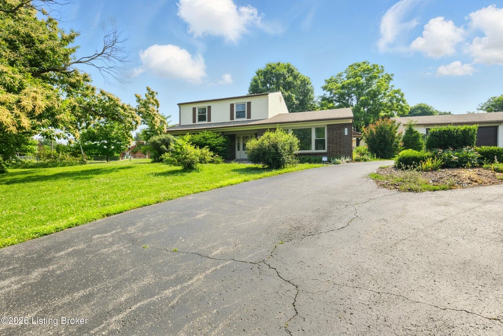 Photo of 200 Castlerock Dr, Shepherdsville, KY 40165 (MLS # 1733193)