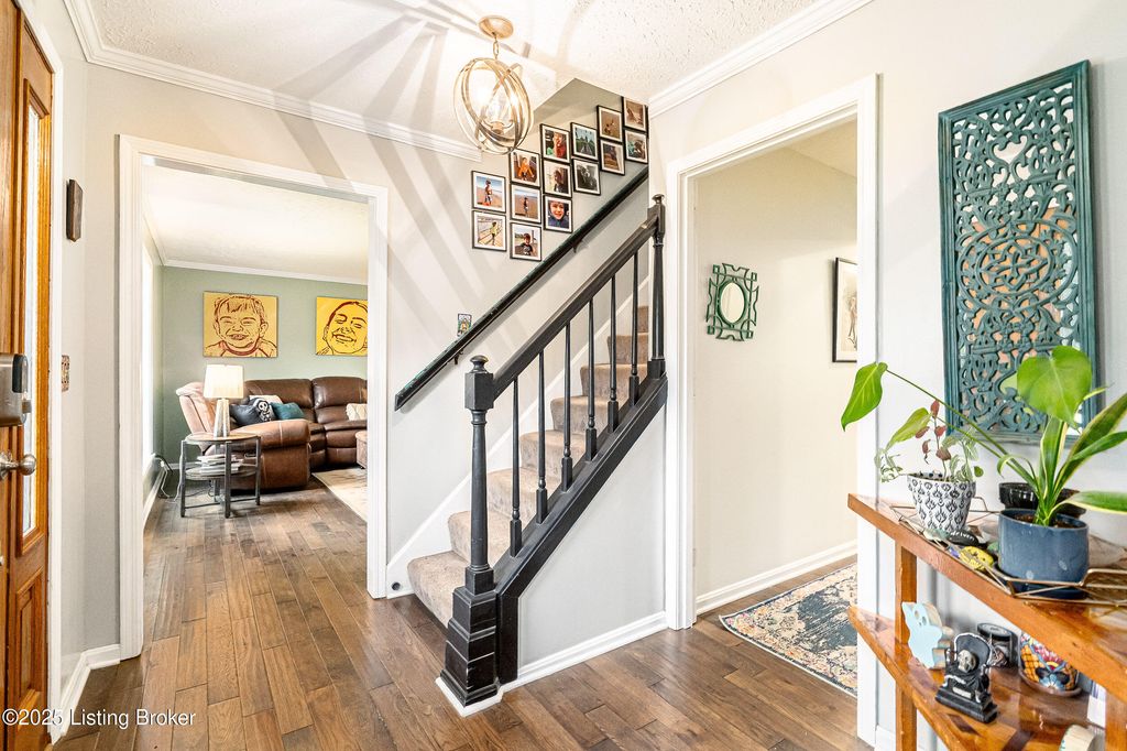 Photo of 112 S Whipps Mill Rd, Louisville, KY 40222 (MLS # 1701972)