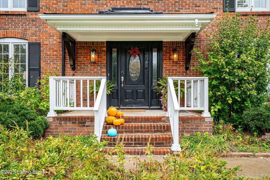 Photo of 112 S Whipps Mill Rd, Louisville, KY 40222 (MLS # 1701972)