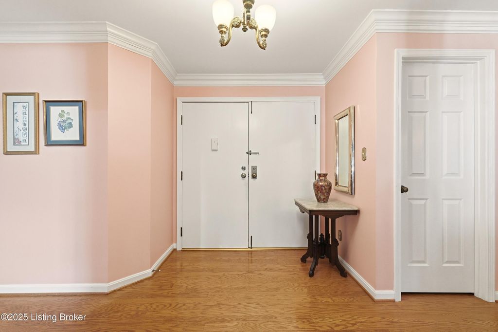 Photo of 8605 Shelbyville Rd #APT 200, Louisville, KY 40222 (MLS # 1710441)