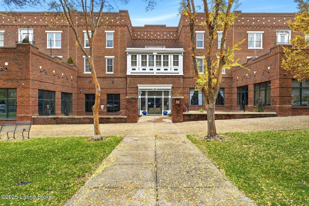 Photo of 10619 Meeting St #212, Prospect, KY 40059 (MLS # 1703991)