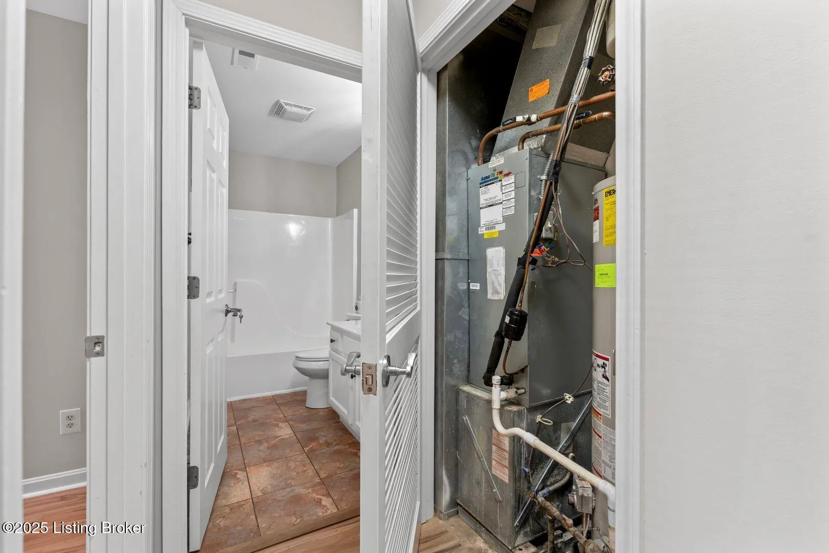 Louisville, Kentucky 40245, United States, 2 Bedrooms Bedrooms, ,1 BathroomBathrooms,Residential,Active,1563