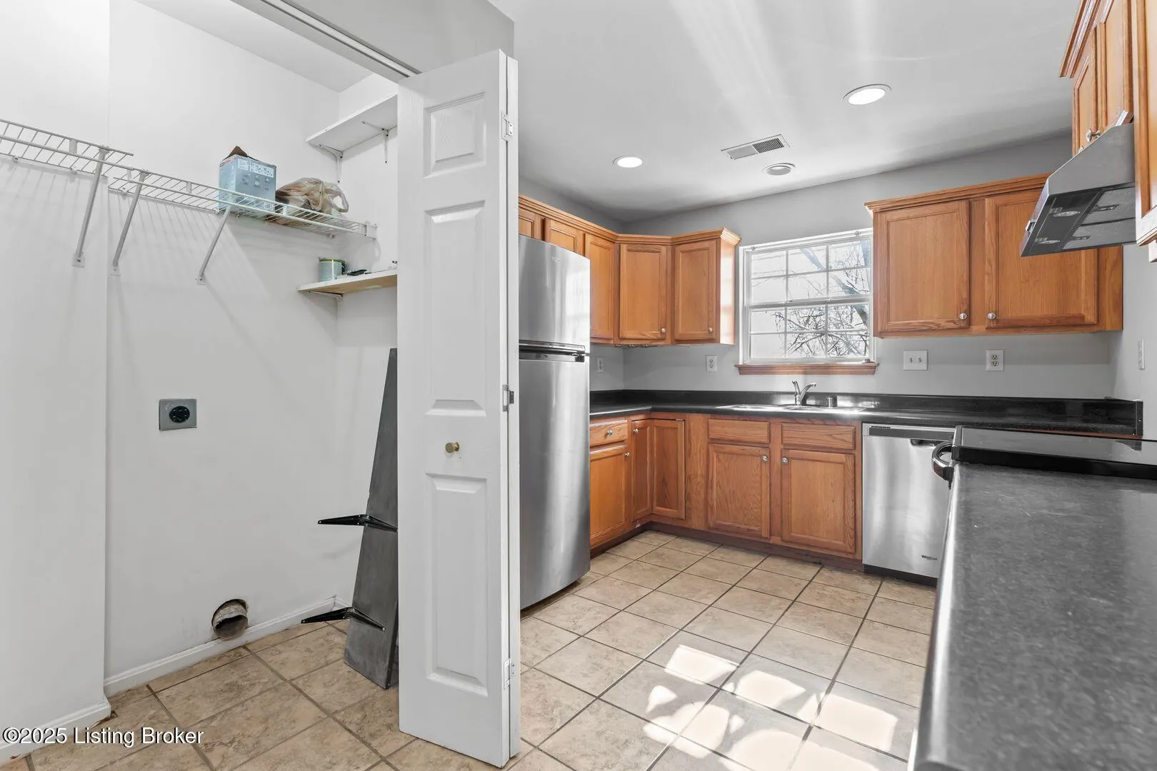 Louisville, Kentucky 40245, United States, 2 Bedrooms Bedrooms, ,1 BathroomBathrooms,Residential,Active,1563