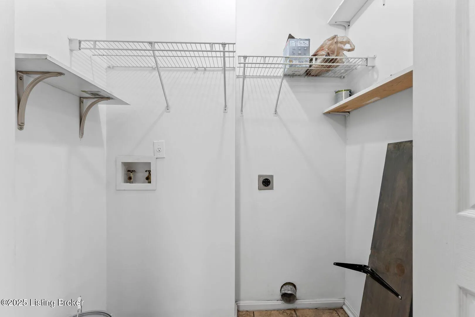 Louisville, Kentucky 40245, United States, 2 Bedrooms Bedrooms, ,1 BathroomBathrooms,Residential,Active,1563