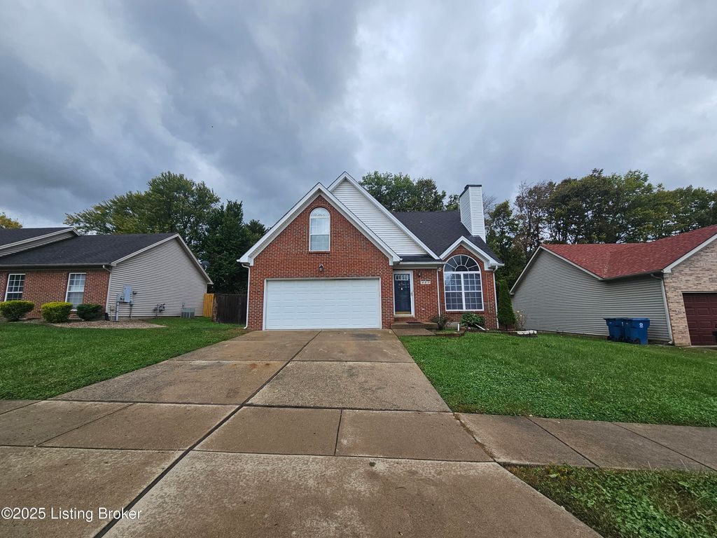 Photo of 223 Woodfield Cir, Shelbyville, KY 40065 (MLS # 1715240)