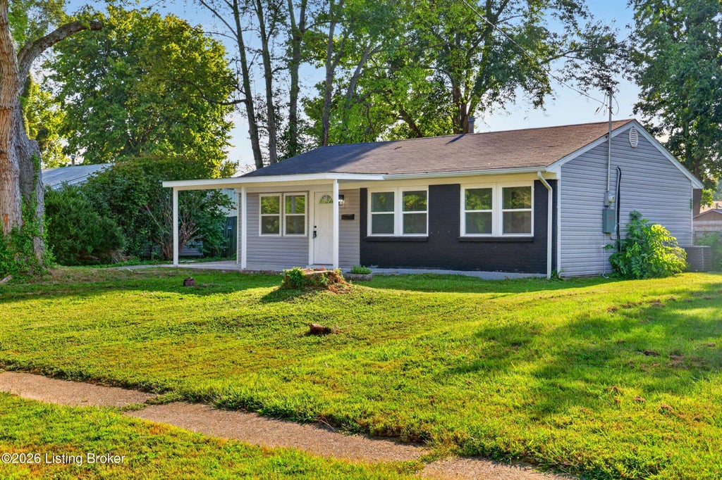Photo of 10905 Grafton Hall Rd, Louisville, KY 40272 (MLS # 1728368)