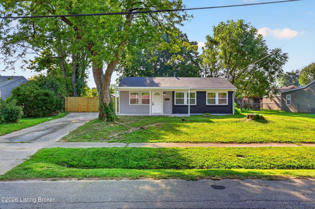 Photo of 10905 Grafton Hall Rd, Louisville, KY 40272 (MLS # 1728368)