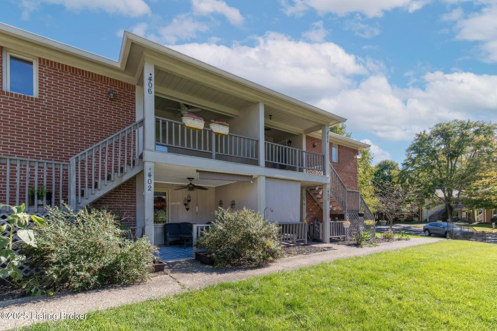 Photo of 402 Rosewood Ct, Louisville, KY 40223 (MLS # 1701553)