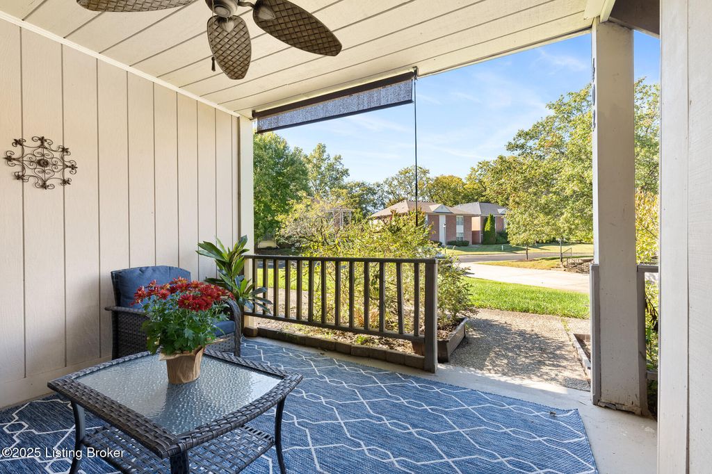 Photo of 402 Rosewood Ct, Louisville, KY 40223 (MLS # 1701553)